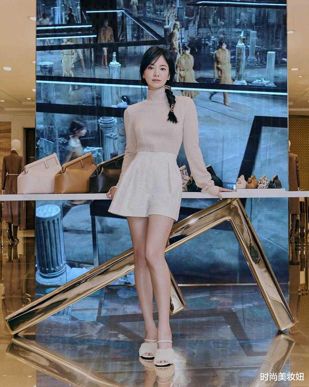 时尚美妆妞|宋慧乔离婚后终于又美回来，穿高领针织衫配短裤，洋气又高级