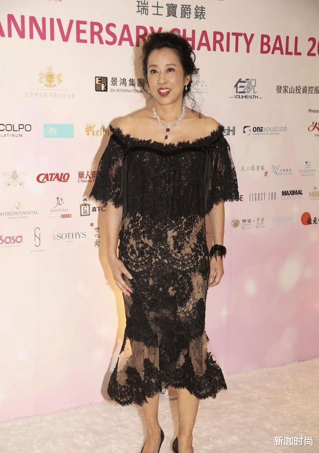 新咖时尚|郭晶晶婆婆不简单，一袭蕾丝黑裙加身，有这气质我也能二嫁豪门！
