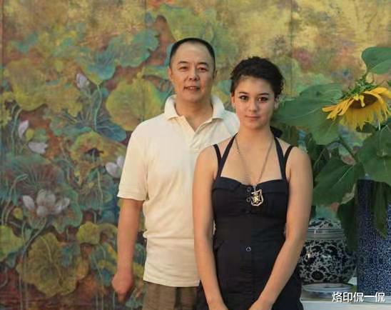 张铁林|63岁张铁林近照曝光，白发苍苍老态明显，与小女友法国安度晚年