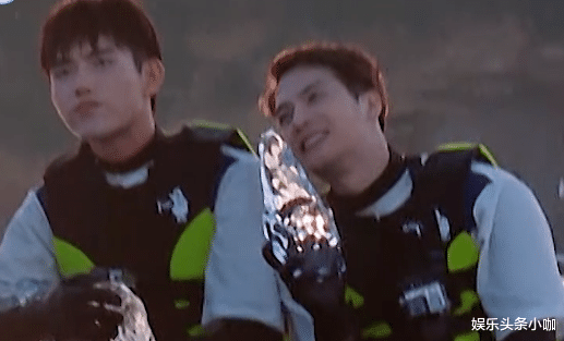 唐嫣|真行！当街手挽手，他俩如同连体婴