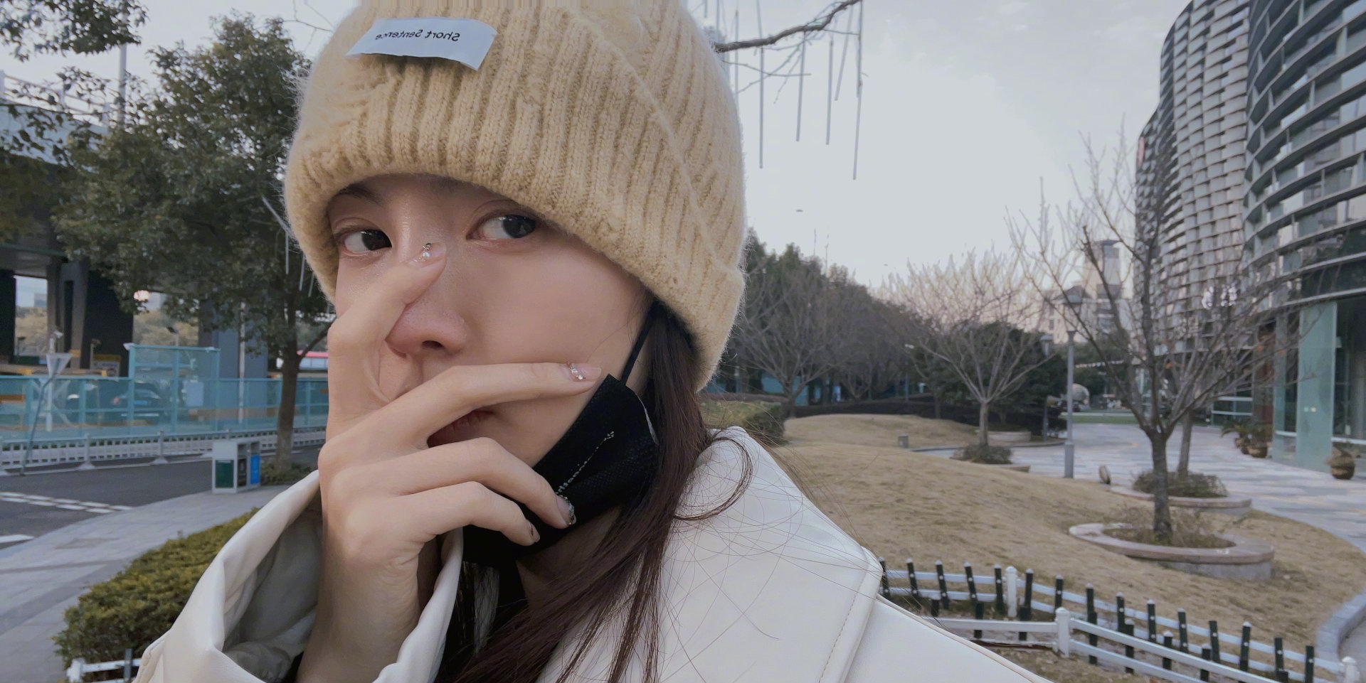 金晨|金晨戴了一双破了的手套狂吃小龙虾，自我感叹：我说这手怎么越吃越油