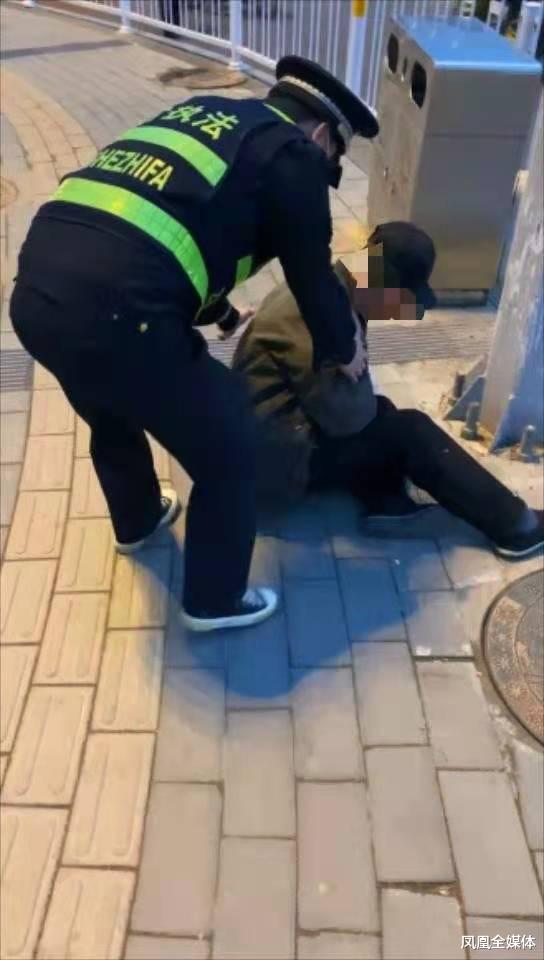 凤凰全媒体 保定莲池区：老人路口摔倒，执法队员上前帮助