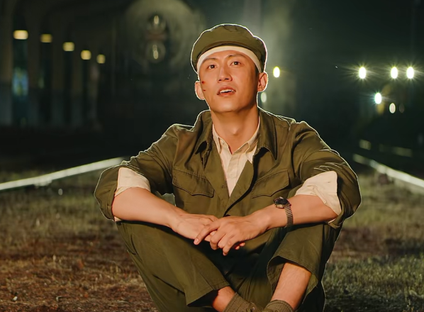 英雄岁月之王牌部队|《王牌部队》在仅播出一天，就直接成为了热度榜的冠军，剧情非常的精彩