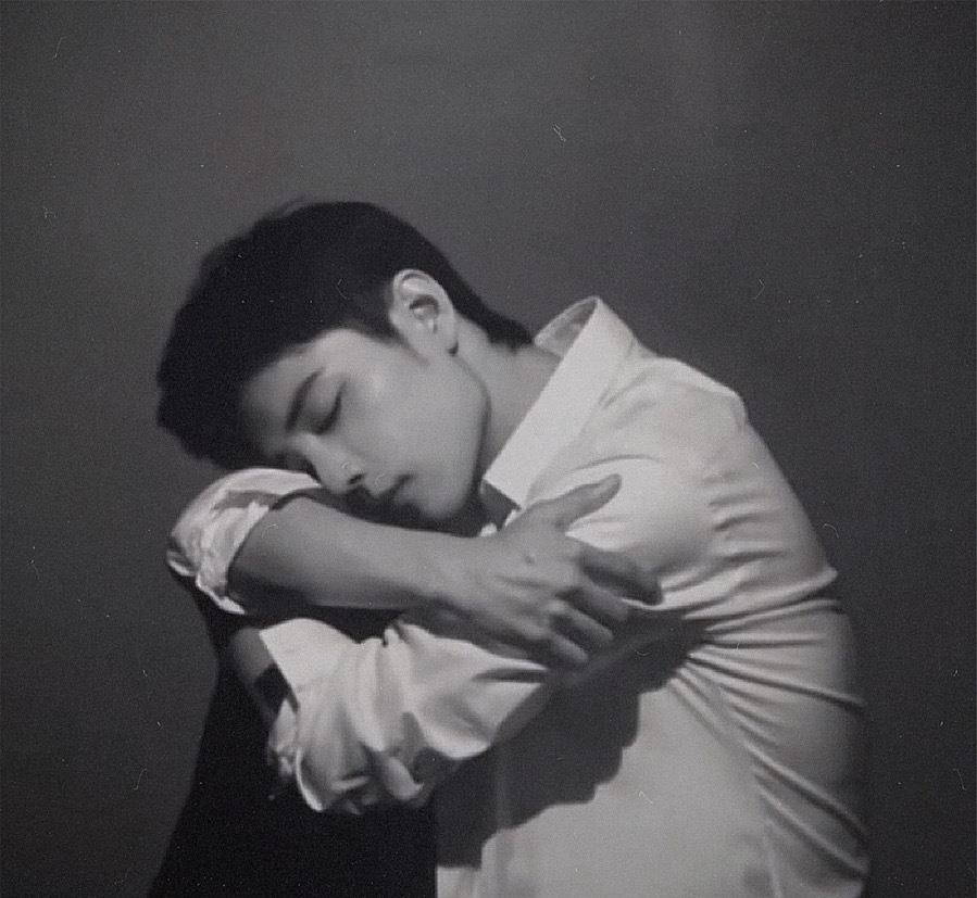 肖战|肖战“当众孤独”！网友：仿佛回到了20年肖战最黑暗的时候