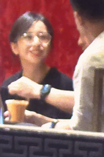 佟丽娅|佟丽娅带儿子聚餐，与男友人热聊不见陈思诚，中途拉窗帘警惕性高