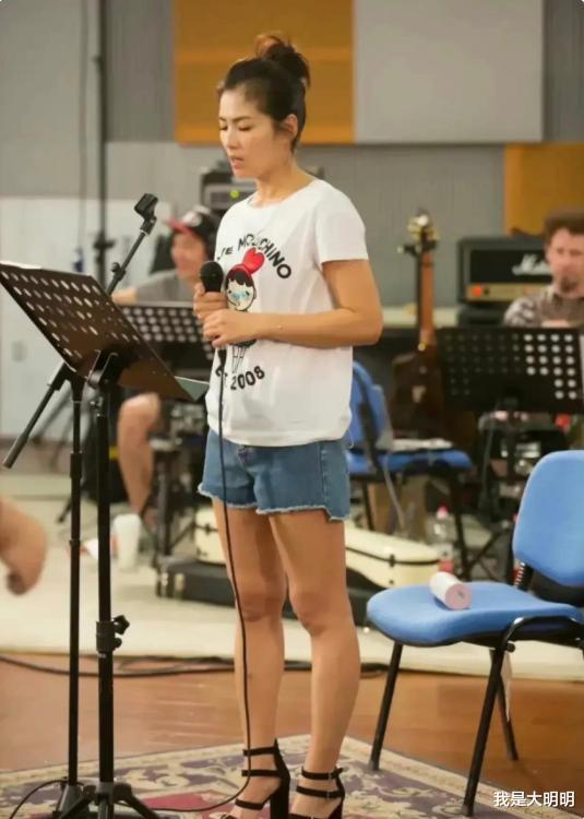 刘涛|刘涛早期照片曝光，西装配短裤暴露真实状态，腿部又粗又弯惹争议