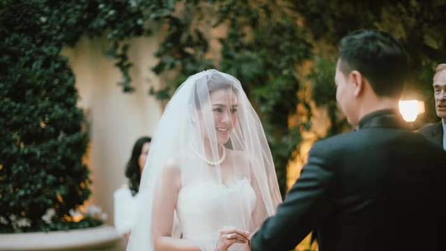 明星素颜|37岁港姐宣布怀孕！挺6个月孕肚四肢纤细，不惧恶劣环境坚持工作