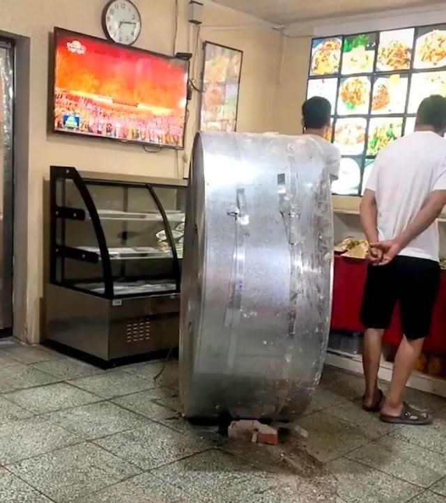 清浅微笑的我|不得不佩服老板的心态，出这么大事儿依旧开门营业