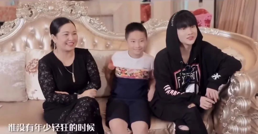 何炅|“别装了，何炅！”：你的微博，刺痛了1.2亿人的伤疤