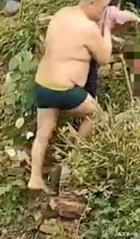 东方第一线 轿车掉入河中近20人跳入水中，砸破车窗，抬车救出4人