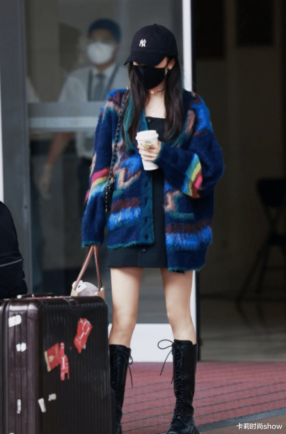 卡莉时尚show 杨幂为显腿长拼了，穿羊毛开衫配吊带小短裙，不知道是冷是热
