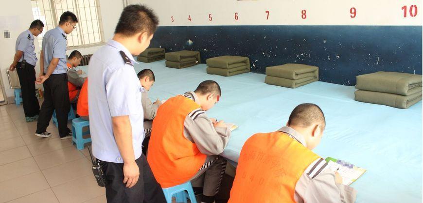 吴亦凡|吴亦凡在看守所的生活曝光：坐小板凳背监规，每月400元买榨菜和方便面！