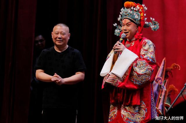 德云社|成名后不忘家乡,德云社张鹤伦为家乡做宣传,满脸洋溢着幸福感