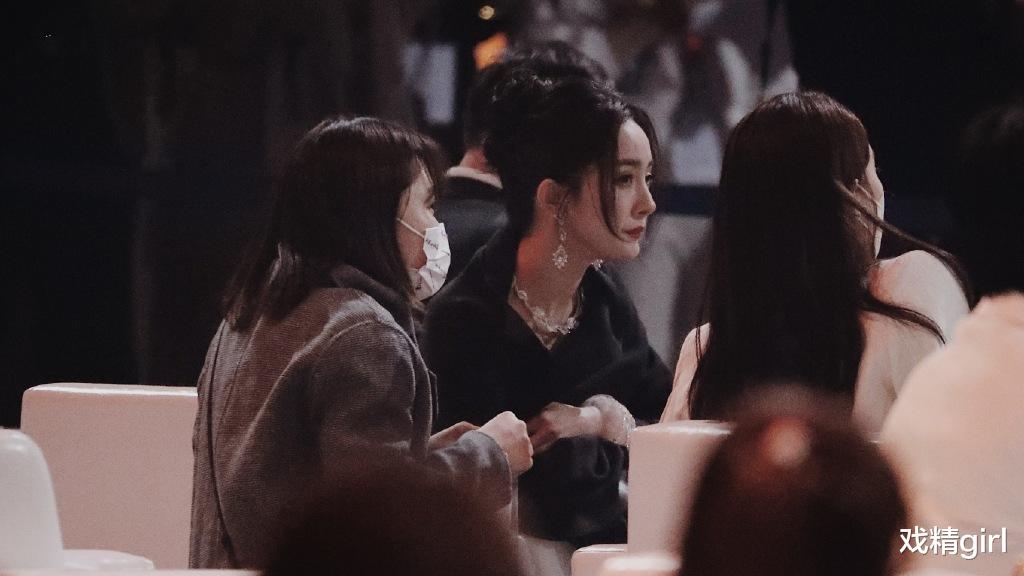 郭晶晶|黄晓明回头偷看baby，杨幂张小斐台下热聊，华晨宇邓紫棋领奖时互不理睬