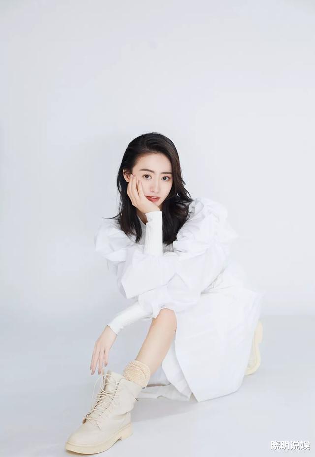 依灵|甜美少女依灵清新时尚气息亮片裙装太亮眼，雪白大长腿让人血脉偾张