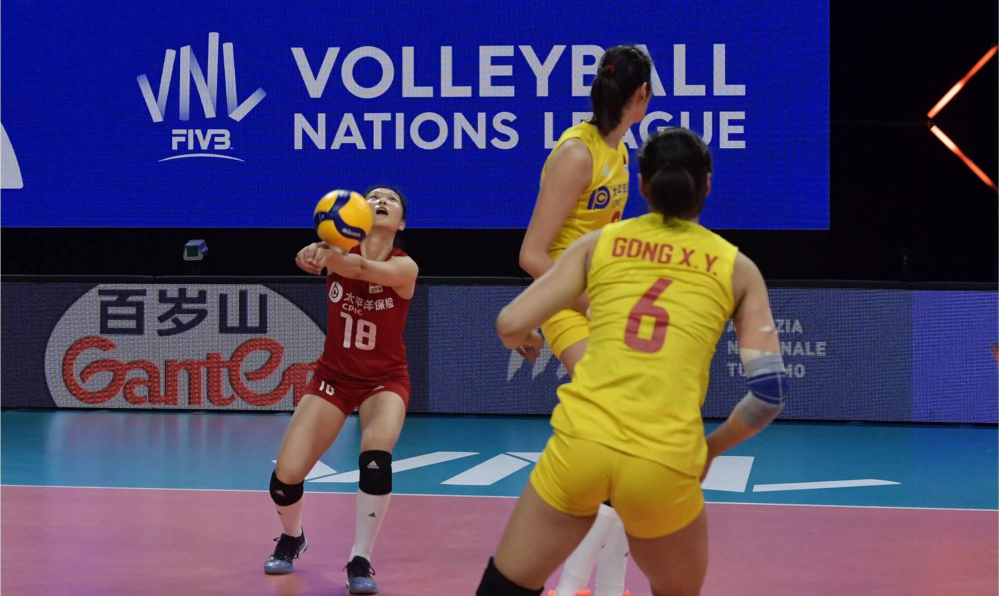 朱婷|3-0！中国女排大胜荷兰，朱婷指点王梦洁站位，郎平嘱咐语重心长