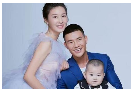 卡迪·B|不听成龙劝阻翻拍战狼2，小兵张嘎挑战吴京，无奈电影全是差评