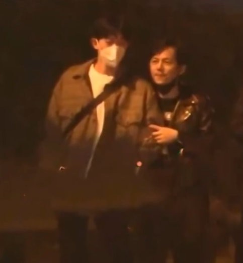 何炅|何炅与男子摸脸杀后，再被曝与小鲜肉出游，被认出秒变脸拉手快走