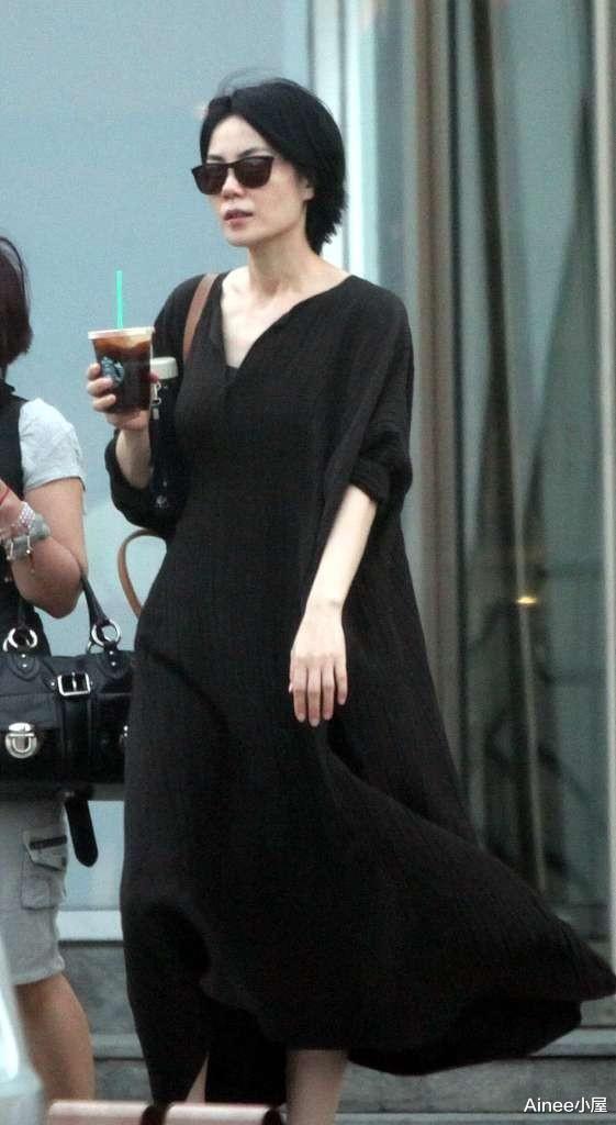 Ainee小屋|王菲真是随性不随意，黑色裙装松松垮垮的，可是看不出老态