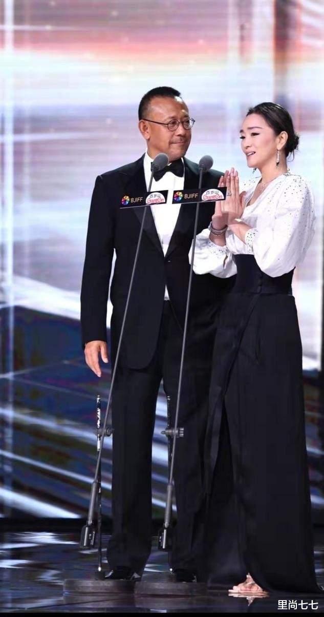 巩俐|巩俐再现经典黑白套装，饱满腰臀线更胜当年，一旁姜文眼都看直了