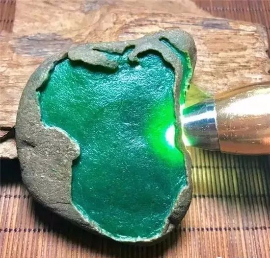 翡翠|翡翠赌石的“油性”到底是什么意思？
