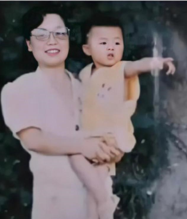 郭希宽|错换人生,郭希志现身街头,她风度翩翩,气派十足,曾发文骂许粉