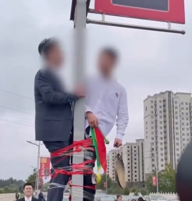 山东省 山东俩新郎被绑在杆子上喝交杯酒?知情人:接完新娘“撞喜”了