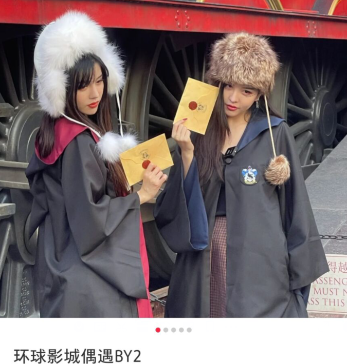 环球影城|by2风波后首次现身，游环球影城心情不受影响，拍照姿势引发热议