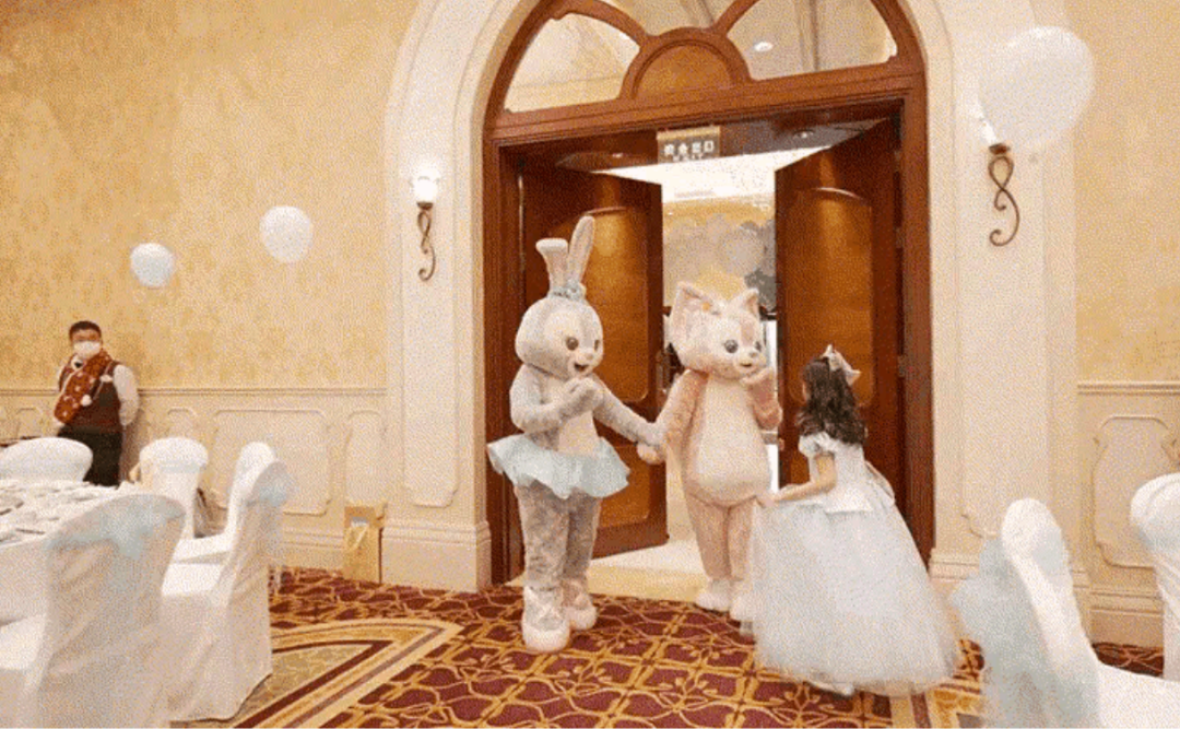 迪士尼|小女孩在迪士尼办生日宴，1.2万请“顶流明星”助阵，网友：我酸了