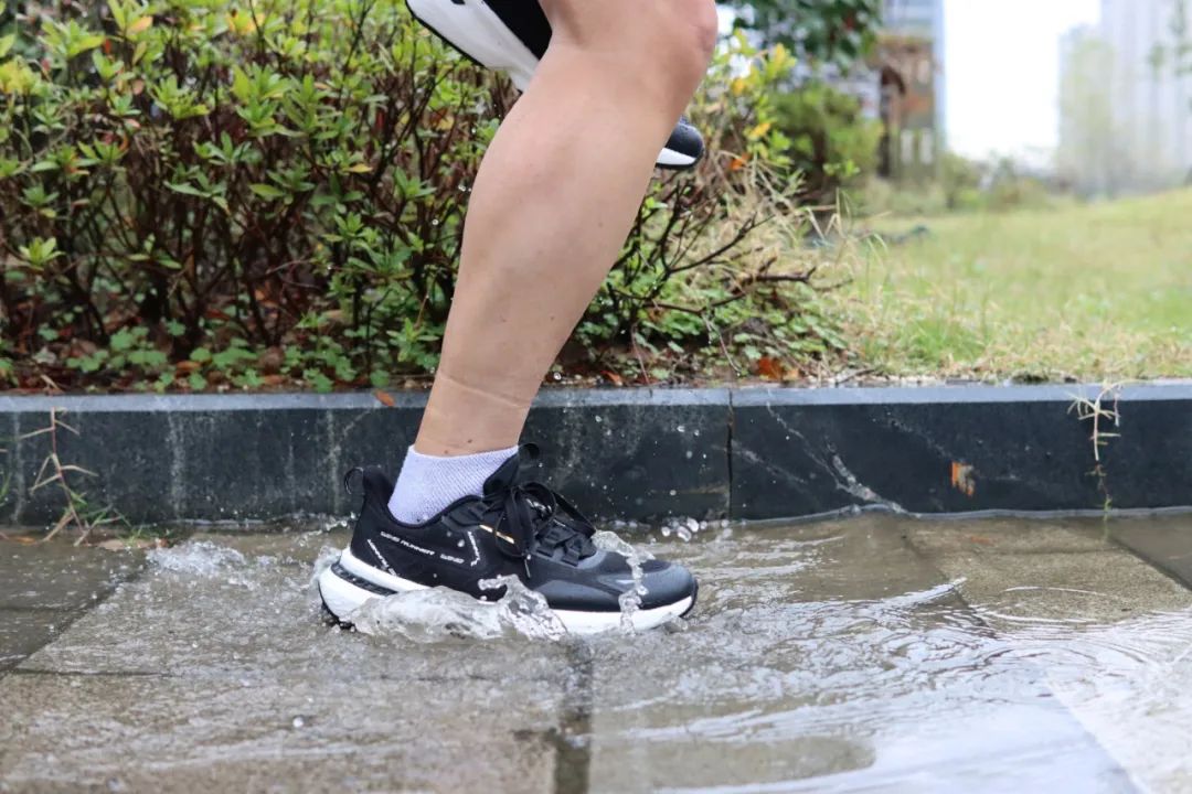 跑鞋|国产超弓虽防水跑鞋，YYDS!