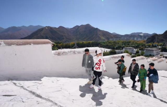 鹿晗|关晓彤跟着去西藏？鹿晗担心女友太累故意磨蹭，默默搀扶太甜了