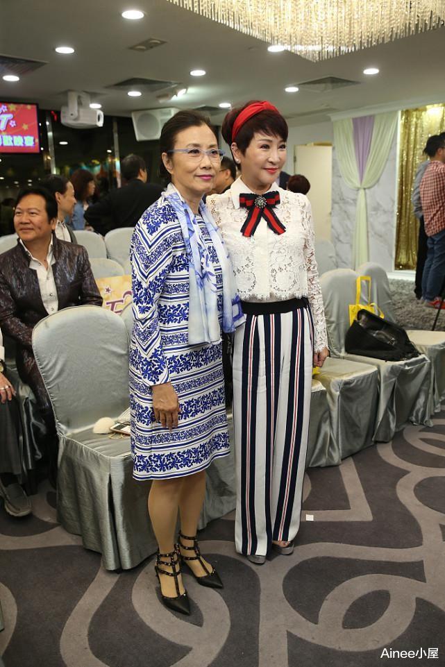 穿衣搭配|狄波拉真没把自己当奶奶，戴绿发带配潮装，和前夫同框也很自然