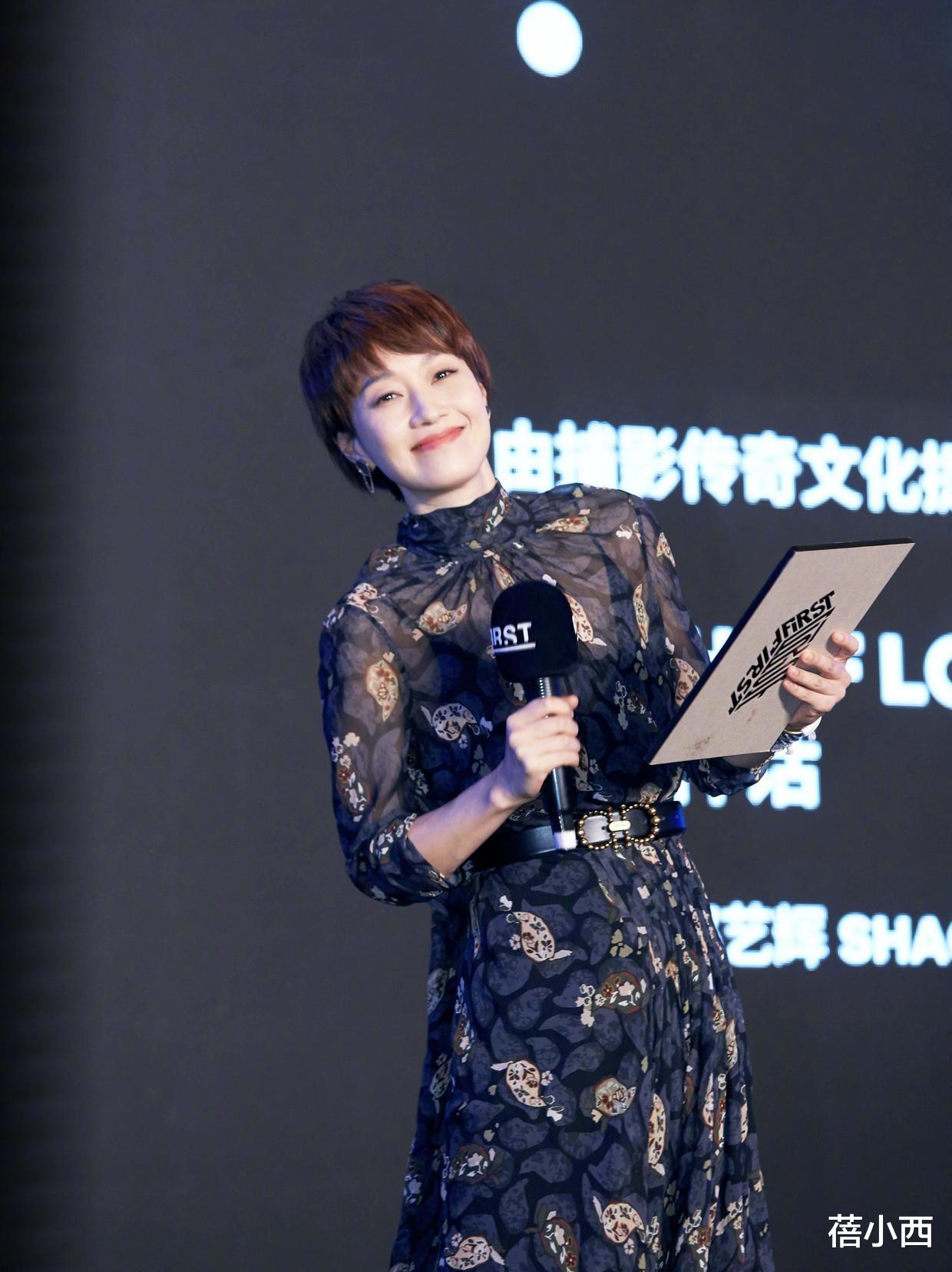 马伊琍|马伊琍这么穿好像换了副身材,抹胸连衣裙配短发,我给100个赞