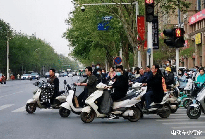 电动车小行家 每天充电和用完再充,哪个更伤电动车?一看便知,车主:立马改正