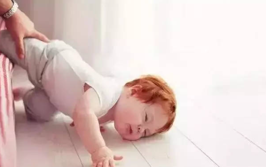 菁妈育儿|孩子跌落后,妈妈下意识的一个动作会害了娃,儿科医生教你四步走