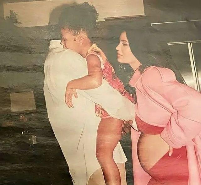 象棋|凯莉·詹娜的孕照流出，“一家四口”温馨，男友紧贴二胎孕肚宠溺