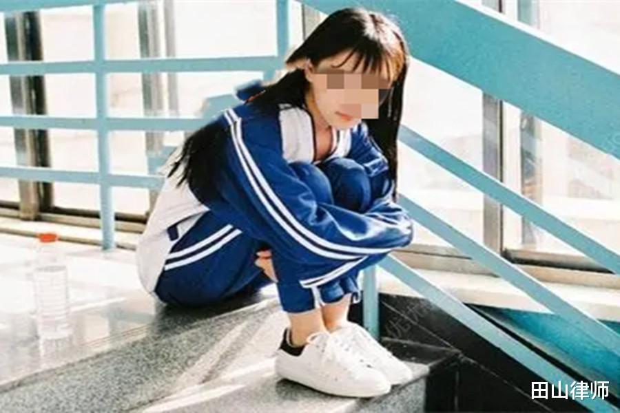 初一女生遭初三男孩性侵,围观十五名男生竟无一人制止,谁之过?