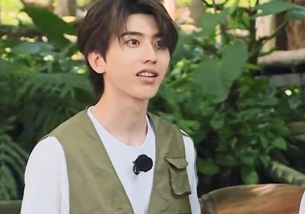 王嘉尔|录《奔跑吧》不能有纹身，王嘉尔花式遮挡，原谅我笑出了声