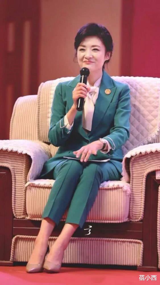 蓓小西|周涛气质独特又一绝，穿红色连衣裙展现优越气质，薄纱裙仙气飘飘
