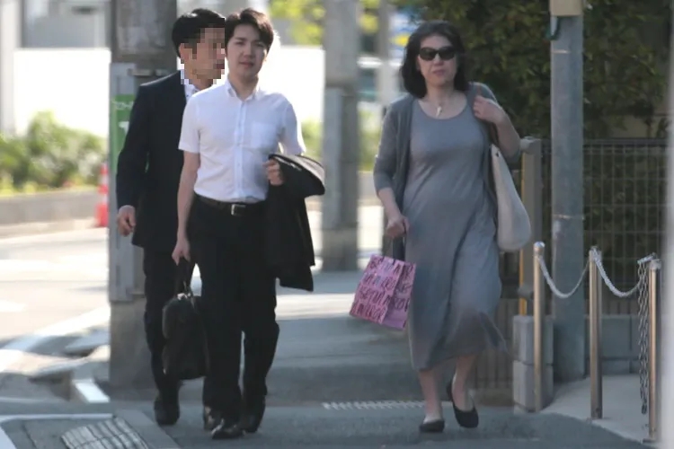 全球时尚风行 真子公主婆婆穿衣霸气！涂大红唇走路带风好强势，公主哪是她对手