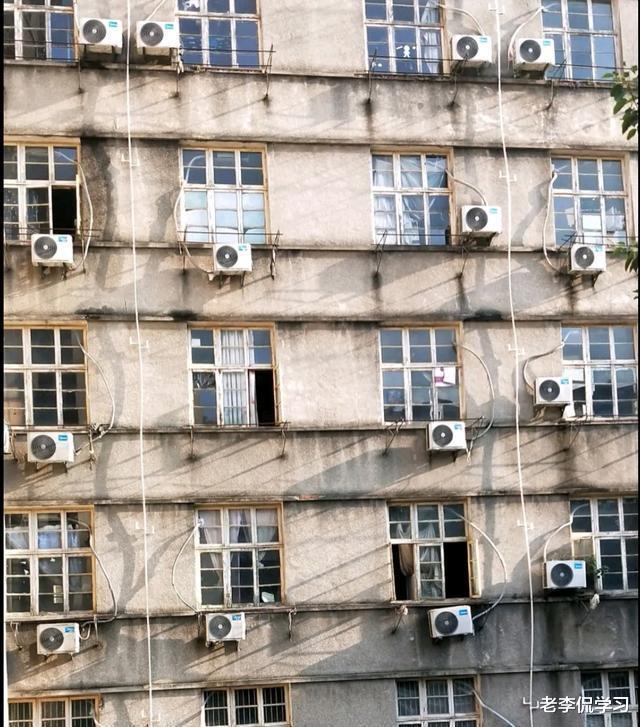 |这真的是985学校吗？装修如同“贫民窟”，学生崩溃直言想回家