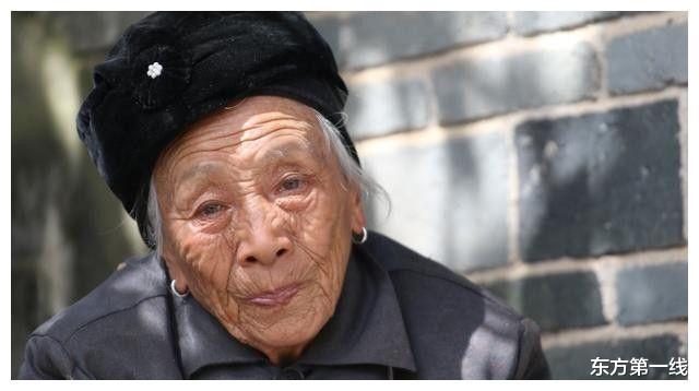 退休金 孙子生病老两口拿退休金去旅游,儿媳打来电话,婆婆去女儿家养老