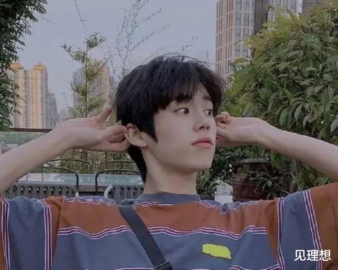 姚景元|00后男星被曝劈腿多人?高考前与女友深夜约会,后援会工作室忙回应!