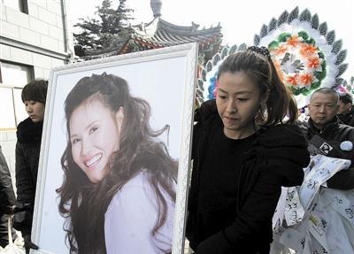 芦秀梅|著名歌唱家享年55岁因病去世！众好友军装送行，场面让人震撼