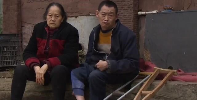 挖掘机|两家人为建新房大打出手，亲人耍横变仇人，三年没让动工