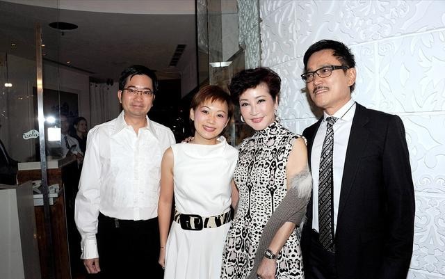 八只爪的猫|谢霆锋妈妈太会穿,硬是把土气豹纹穿出贵妇范,这一头港卷太飒了