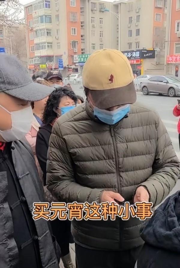 冯巩|63岁冯巩回乡祭祖，与两个姐姐罕见同框，样貌神似共用一张脸