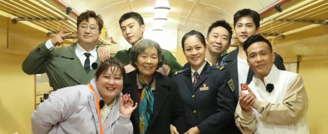 杨迪|杨迪分享范丞丞镜头下的自己，和贾玲挤在东北大炕上，共盖一床花棉被