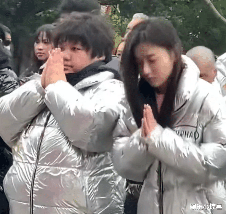 江铠同|32岁江铠同现身片场,朝天鼻、嘴角下垂,一天出场费3W