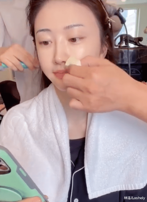 小姐姐 景甜皮肤好到连毛孔都没有？还不是她这一步做得好，毛孔瞬间隐形